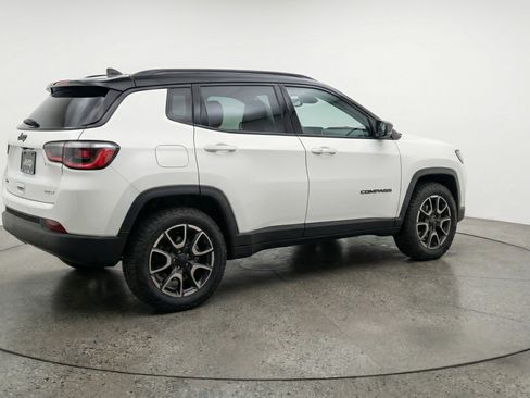 Used 2025 Jeep Compass Trailhawk AWD/4WD image 9