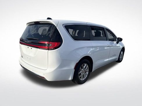Used 2024 Chrysler Pacifica Touring-L image 8