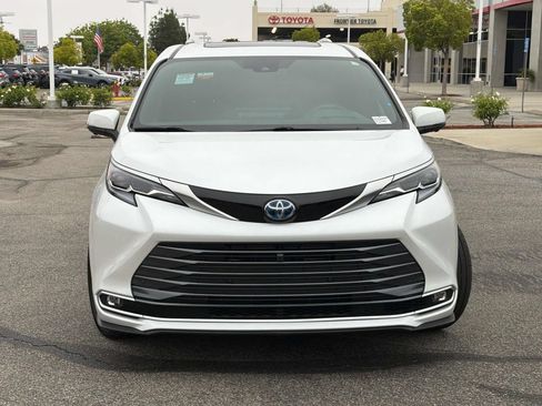 Certified 2025 Toyota Sienna Platinum FWD image 2