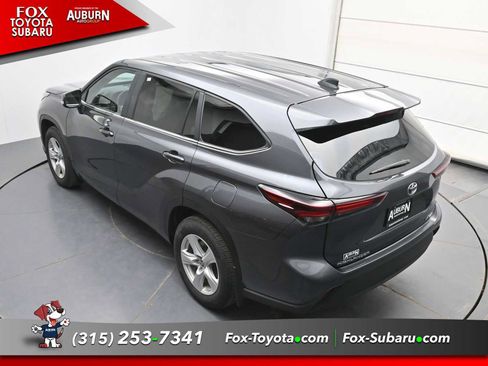 Used 2024 Toyota Highlander LE AWD/4WD image 26