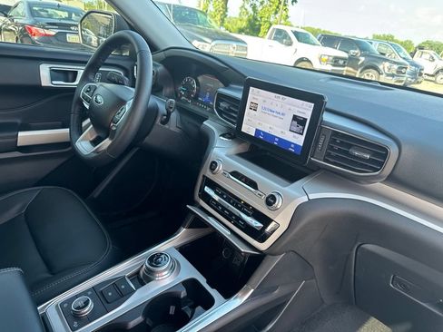 Used 2023 Ford Explorer XLT w/ Equipment Group 202A AWD/4WD image 37