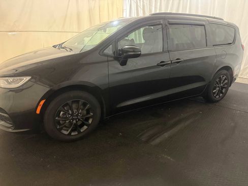 Used 2021 Chrysler Pacifica Touring-L w/ S Appearance Package image 2