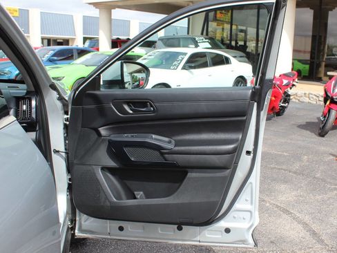 Used 2025 Nissan Pathfinder SV FWD image 9