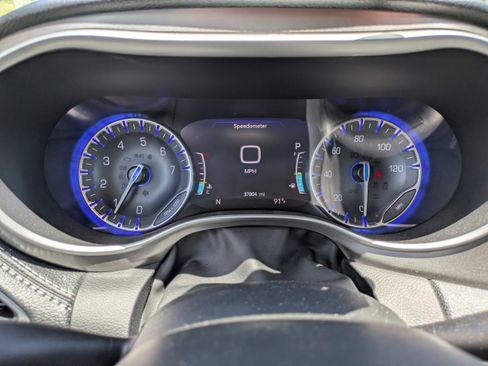 Used 2023 Chrysler Pacifica Touring-L AWD/4WD image 24
