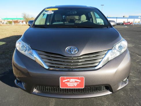 Used 2011 Toyota Sienna XLE image 7