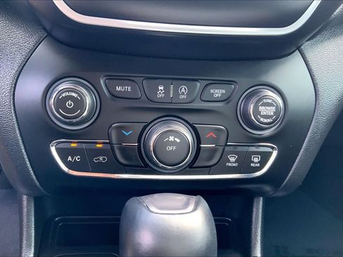 Used 2021 Jeep Cherokee Latitude Plus FWD image 32