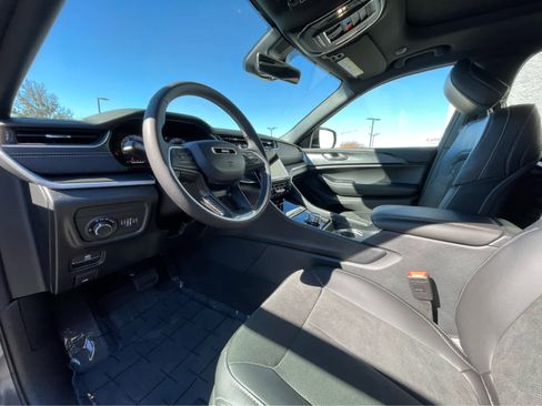 New 2025 Jeep Grand Cherokee Altitude image 2