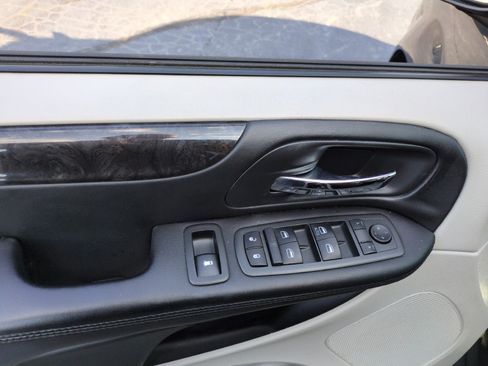 Used 2013 Dodge Grand Caravan SXT FWD image 12