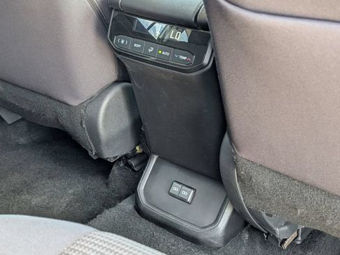 Used 2024 Toyota Highlander LE AWD/4WD image 32
