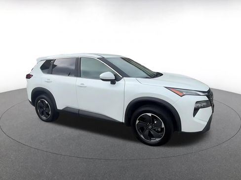 Used 2025 Nissan Rogue SV image 2