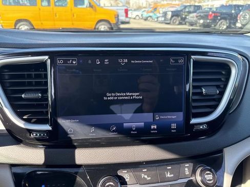 Used 2024 Chrysler Pacifica Touring-L FWD image 25