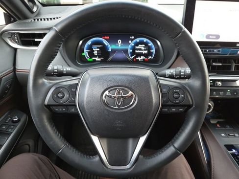 Used 2023 Toyota Venza Limited image 12