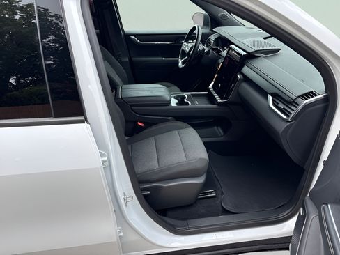 Used 2025 GMC Acadia Elevation FWD image 12