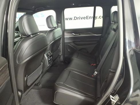 Used 2025 Jeep Grand Cherokee Limited AWD/4WD image 9