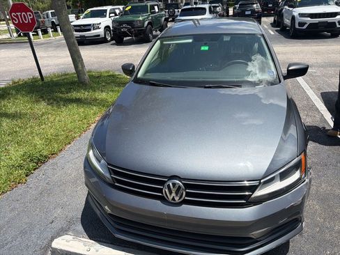 Used 2016 Volkswagen Jetta SE FWD image 2