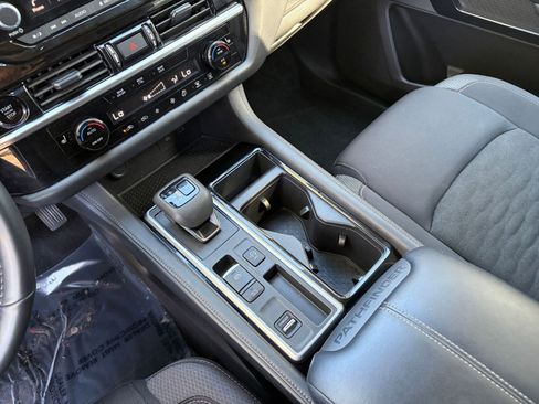 Used 2025 Nissan Pathfinder SV image 40