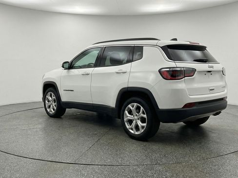 Used 2025 Jeep Compass Latitude AWD/4WD image 6