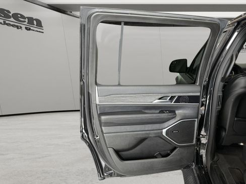 Used 2024 Jeep Wagoneer Series II w/ Flexible Seating Group image 10