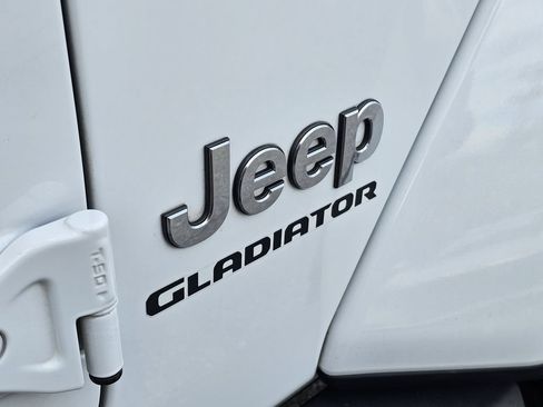Used 2020 Jeep Gladiator Overland w/ LED Lighting Group AWD/4WD image 8