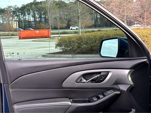 Used 2023 Chevrolet Traverse LT image 11