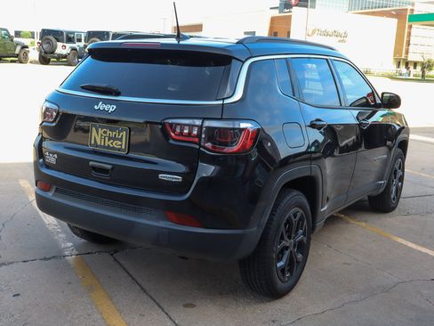 Used 2025 Jeep Compass Latitude AWD/4WD image 5