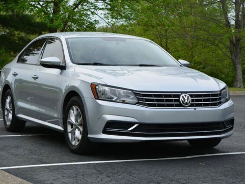 Used 2018 Volkswagen Passat 2.0T S w/ Driver Assistance Package FWD image 3