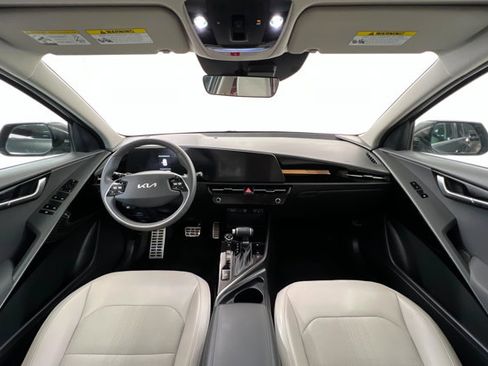 Used 2023 Kia Niro EX Touring image 9