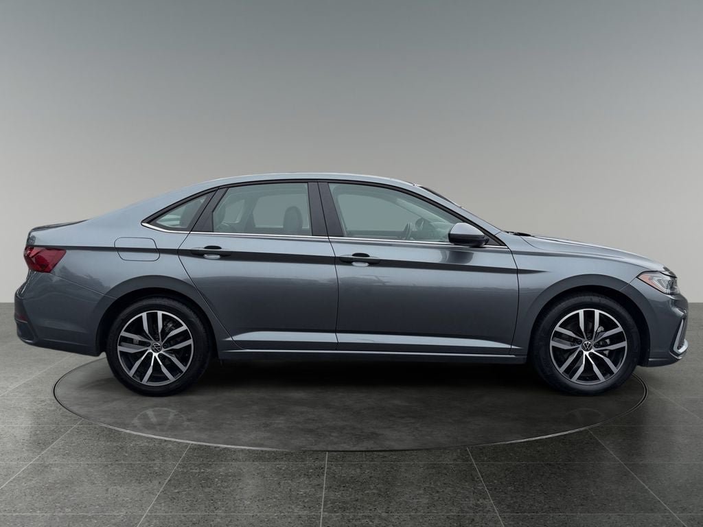 Used 2025 Volkswagen Jetta SE FWD image 10