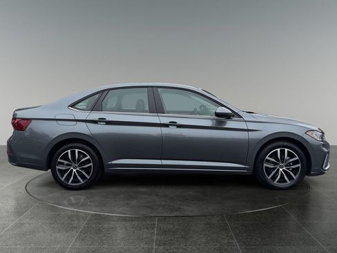 Used 2025 Volkswagen Jetta SE FWD image 10