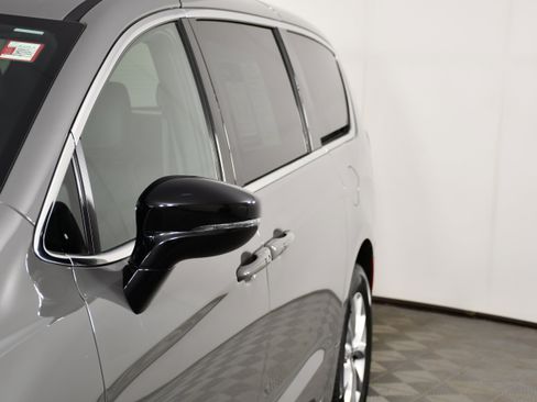 Used 2025 Chrysler Pacifica Select AWD/4WD image 13
