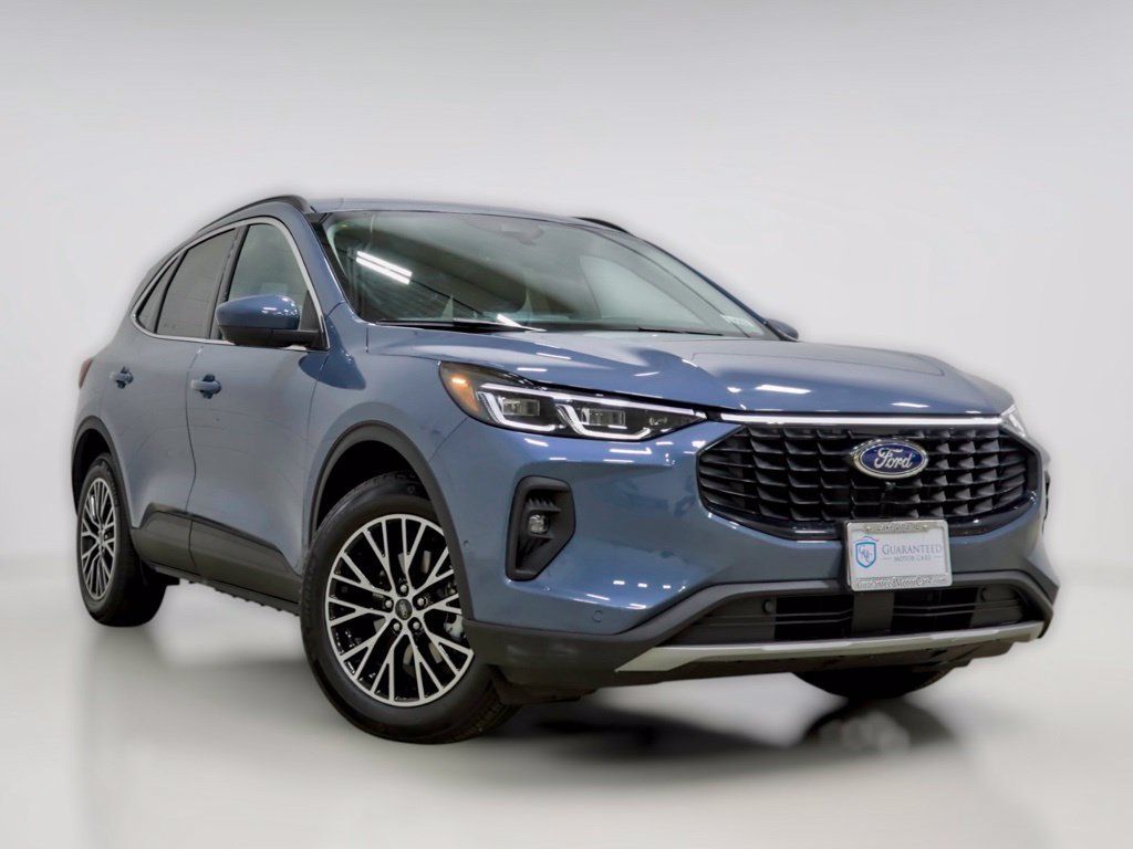 Used 2023 Ford Escape SE w/ PHEV Premium Package FWD image 3