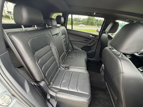 Used 2018 Volkswagen Tiguan SEL Premium w/ R-Line Package AWD/4WD image 16