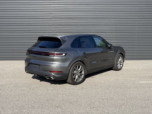 Used 2025 Porsche Cayenne image 9