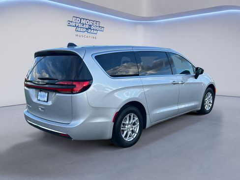 New 2026 Chrysler Pacifica Select image 5