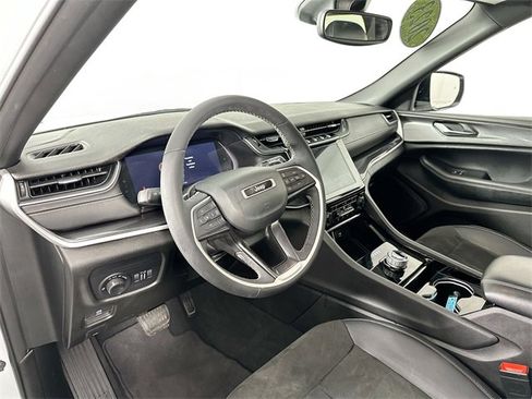 Used 2023 Jeep Grand Cherokee Altitude image 20