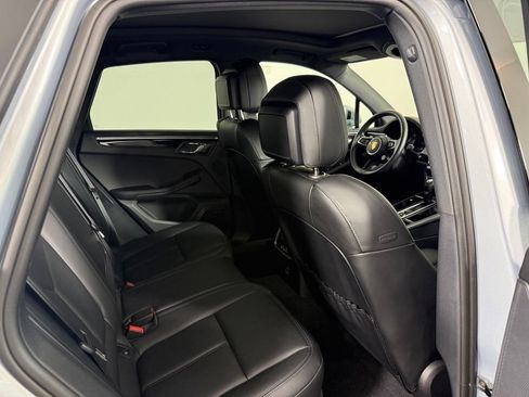 Certified 2025 Porsche Macan AWD/4WD image 17