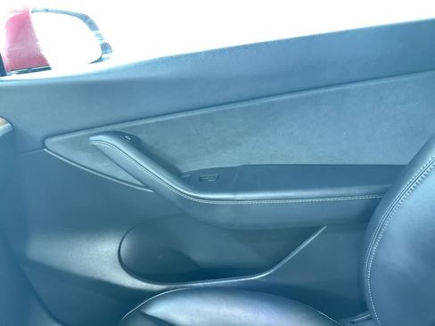 Used 2022 Tesla Model Y Long Range image 34