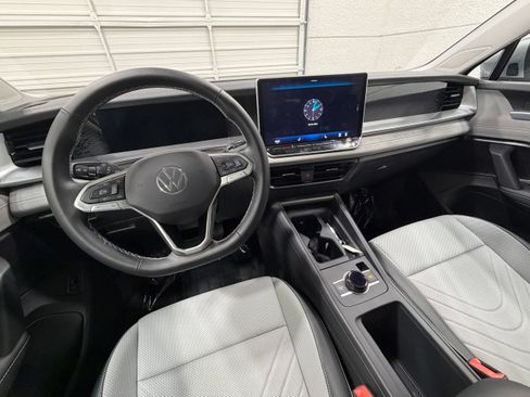 Used 2026 Volkswagen Tiguan SE FWD image 39