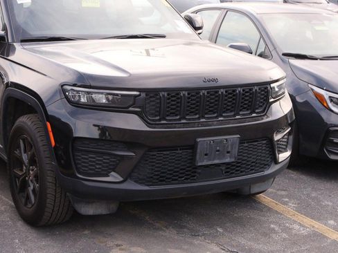 Used 2024 Jeep Grand Cherokee Altitude AWD/4WD image 2