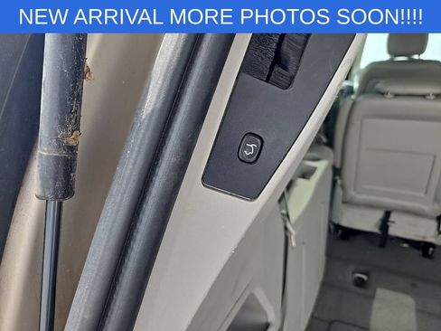Used 2009 Chrysler Town & Country Touring FWD image 9