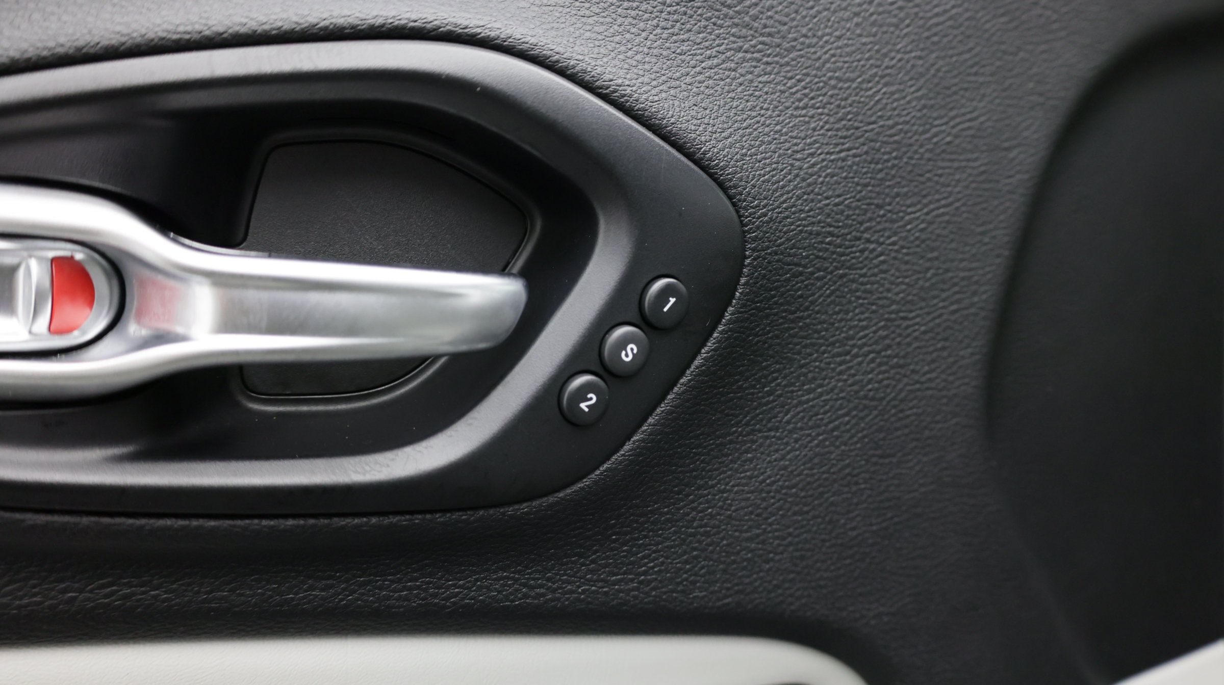 Used 2021 Jeep Cherokee Limited FWD image 14