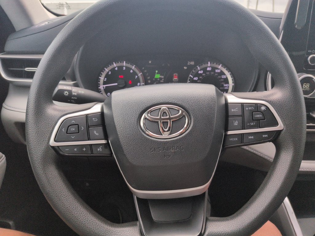 Used 2023 Toyota Highlander L FWD image 14