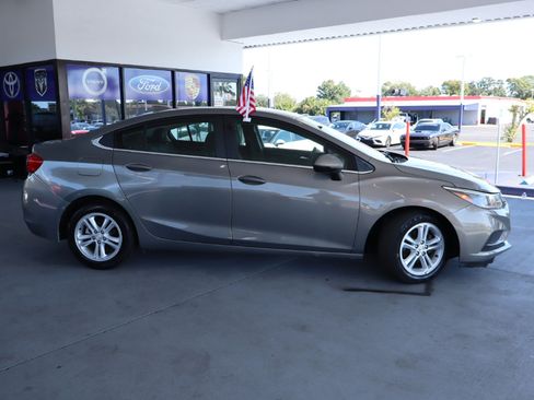 Used 2018 Chevrolet Cruze LT image 2