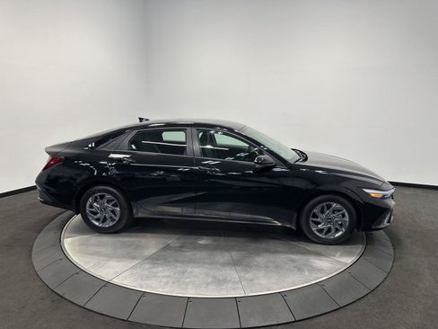 Used 2024 Hyundai Elantra SEL FWD image 8