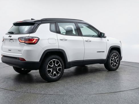 Used 2025 Jeep Compass Trailhawk image 9