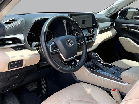 Used 2023 Toyota Highlander Platinum FWD image 17