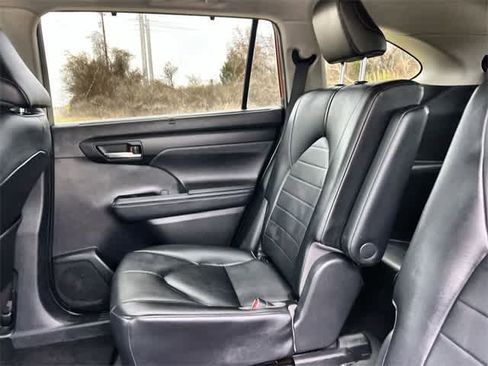 Used 2021 Toyota Highlander XLE image 14