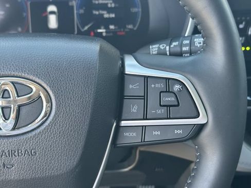 Used 2023 Toyota Highlander Limited FWD image 14