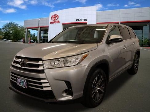 Used 2017 Toyota Highlander LE FWD image 6