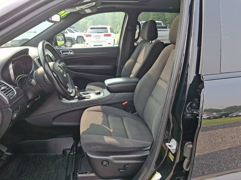 Used 2018 Jeep Grand Cherokee Laredo AWD/4WD image 13